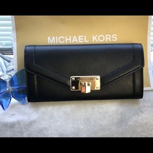 Michael Kors  Kinsley carry all wallet leather NWT